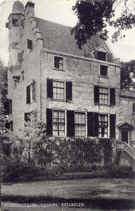 8765 Gezicht op de linker- en voorzijde van het kasteel Oudaen (Zandpad 80) bij Breukelen uit het zuidwesten.